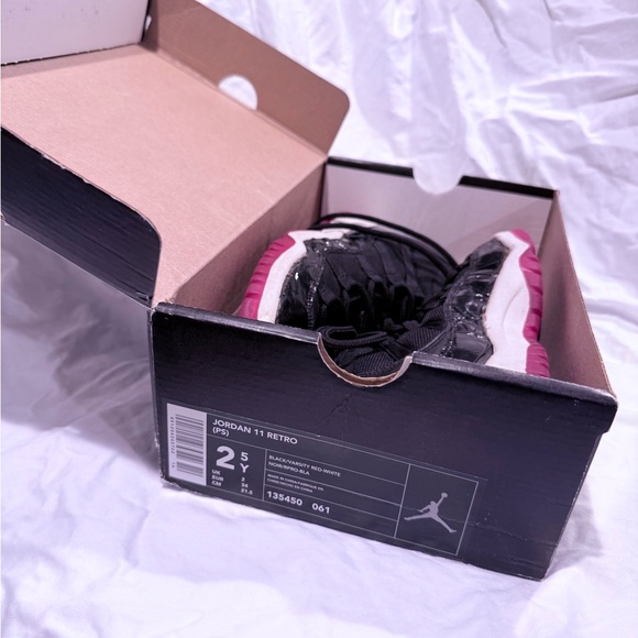 Air Jordan 11 Retro “Bred” 2001 Sneakers | Size 2.5Y | OG Box Included | 🔥🔥🔥